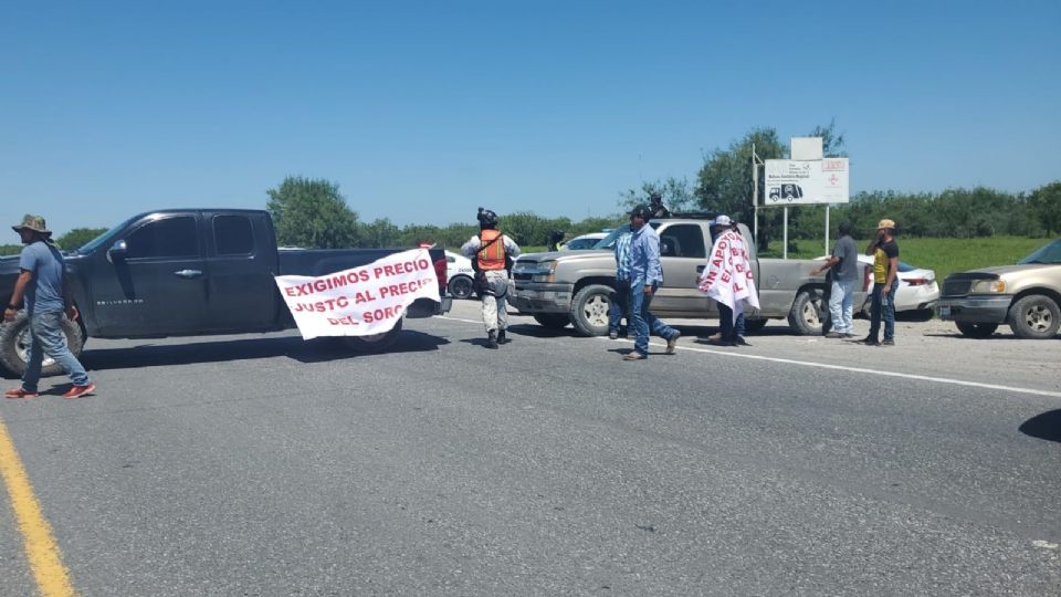 Agricultores bloquean carretera.