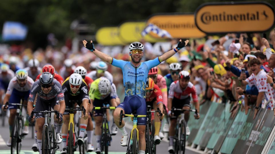 El ciclista británico Mark Cavendish (Astana Qazaqstan Team) entra vencedor en la quinta etapa del Tour de Francia