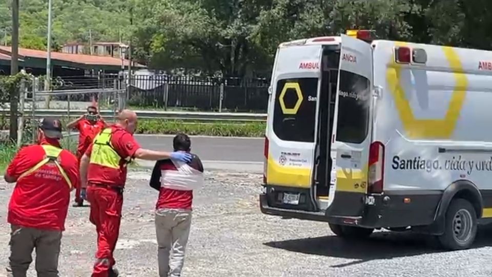 Trasladan a hombre en helicóptero.