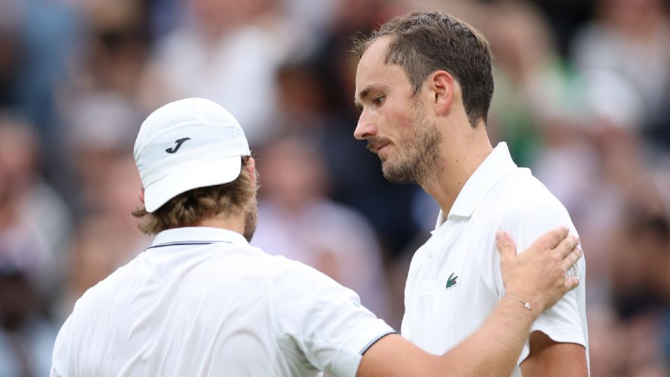 Daniil Medvedev estrecha la mano de Alexandre Muller después de ganar su partido de segunda ronda en Wimbledon.