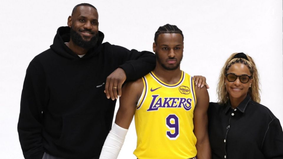 Bronny James, junto a sus padres. El hijo de LeBron James firmó por cuatro años con los Lakers.