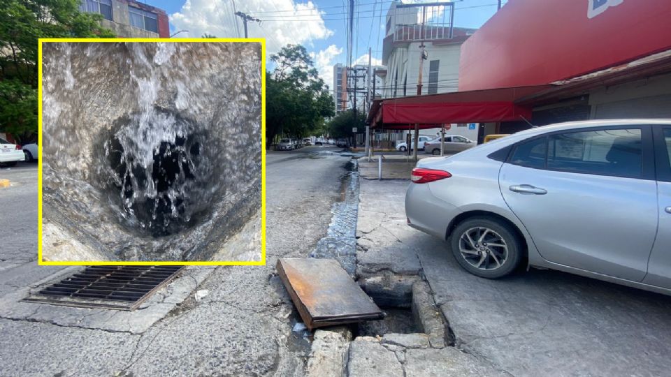 El agua avanza calle abajo, por la calle Florencio Antillón, metros más adelante del cruce con Platón Sánchez, en el centro de Monterrey.