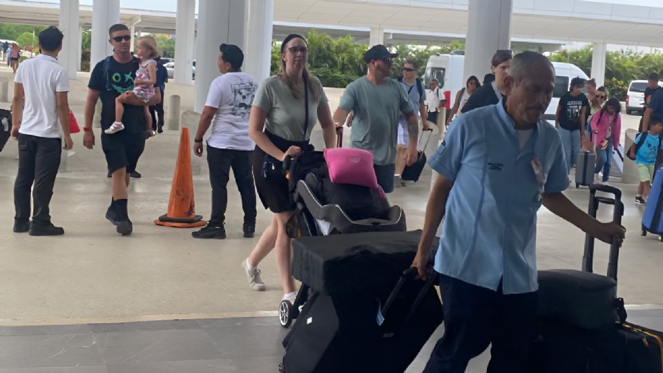 Turistas yéndose de Cancún.