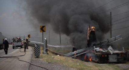 Conductor de grúa muere calcinado tras accidente en la carretera Monterrey-Saltillo