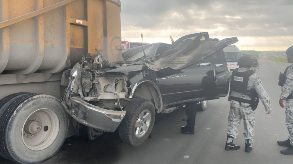 Camioneta se impacta contra tráiler en Cadereyta y joven resulta prensado