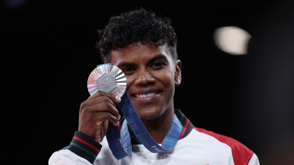 Prisca Awiti con su medalla de plata en los Juegos Olímpicos de París 2024.