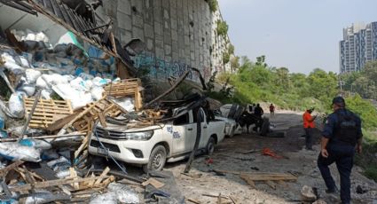 Tráiler cae encima de 2 autos y deja 5 lesionados en Santa Catarina