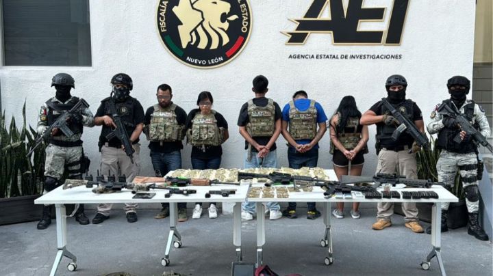 Detienen a 3 hombres y 2 mujeres con armas, drogas y equipo táctico en Escobedo