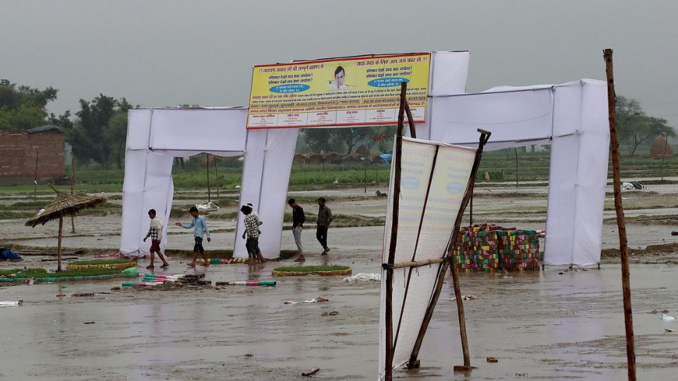 Varias personas caminan en el lugar de los hechos tras una estampida en Hathras, Uttar Pradesh, India | EFE