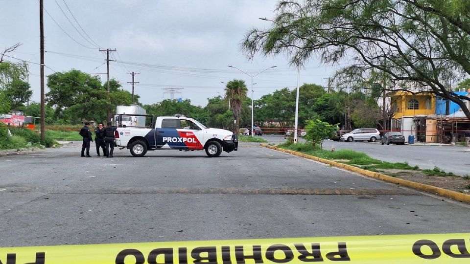 Policías de Escobedo custodian zona donde mataron a un elemento de su corporación