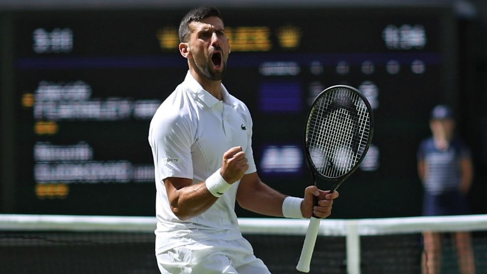 Novak Djokovic hace gestos durante su partido de segunda ronda contra Jacob Fearnley en Wimbledon.