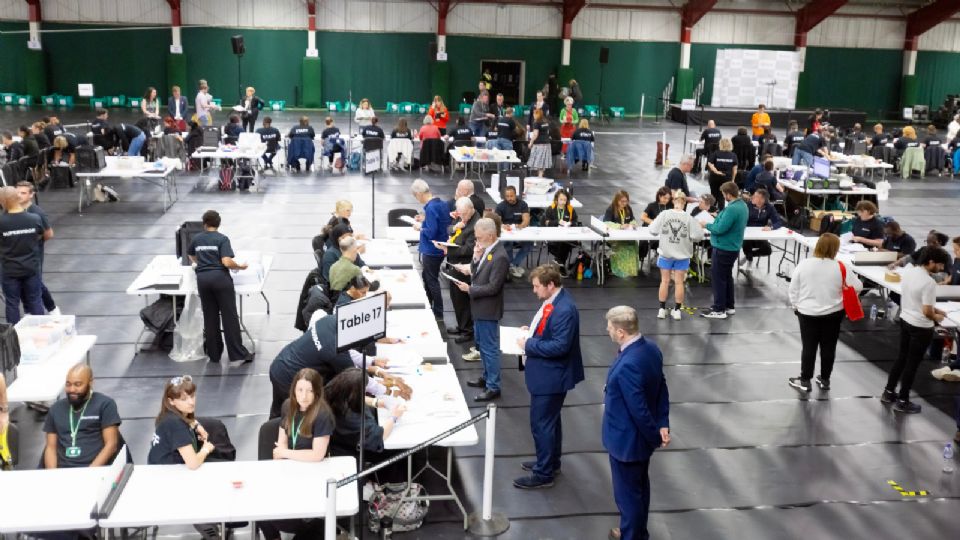 Se cuentan los votos electorales en el recuento electoral en Islington, Londres, Gran Bretaña, el 4 de julio de 2024.