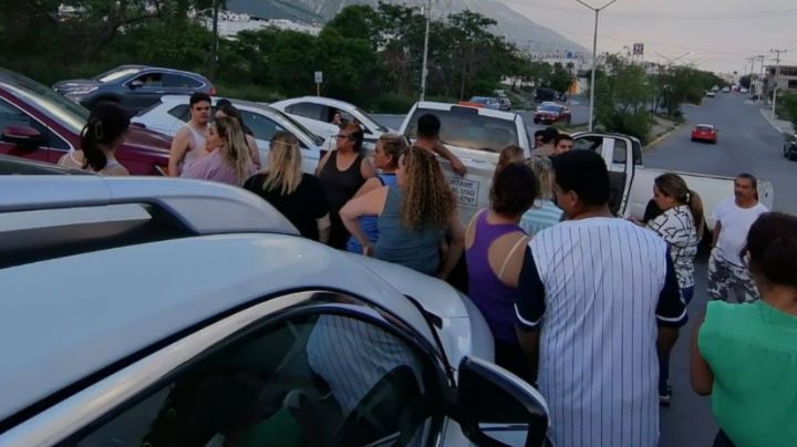 Vecinos retienen a cuadrilla de Agua y Drenaje en Santa Catarina