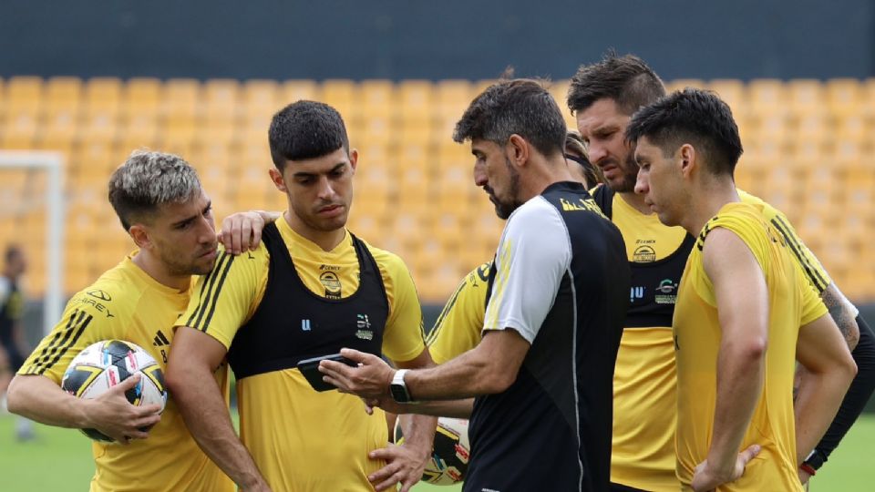 Paunovic habla con sus jugadores de Tigres durante un entrenamiento en el Estadio Universitario.