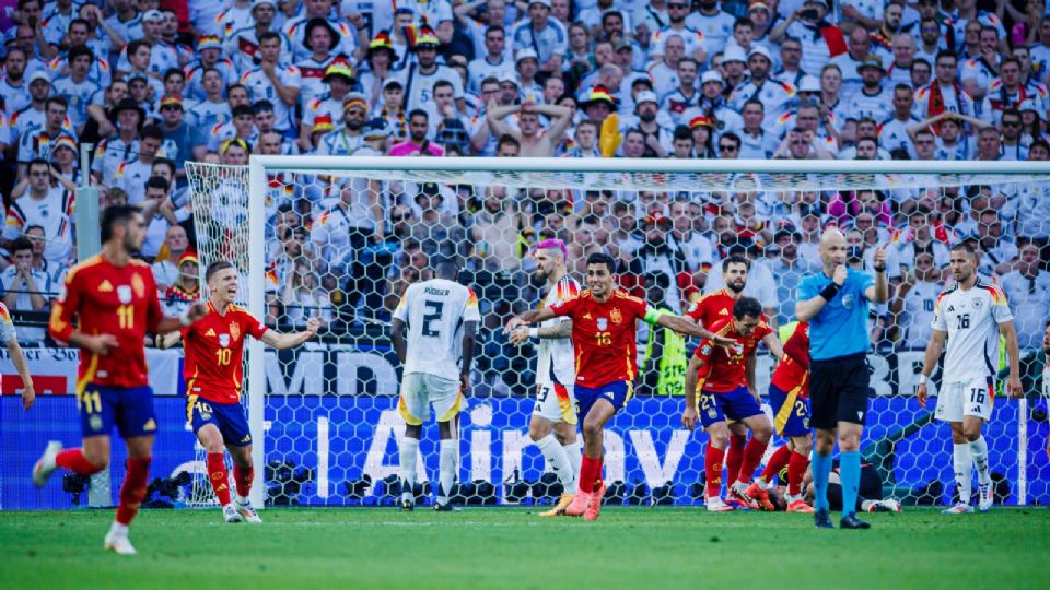 Los jugadores de España celebran el triunfo ante Alemania tras el silbatazo final del partido.