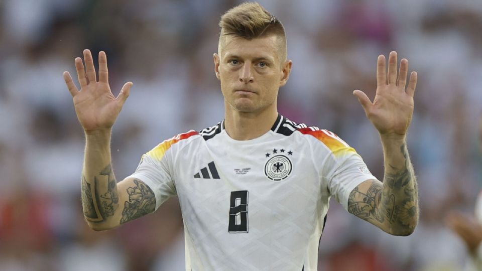 Toni Kroos se despide de su afición al término del partido de cuartos de final de la Eurocopa entre España y Alemania. Kroos disputó su último partido como futbolista profesional.