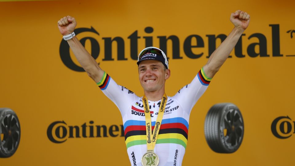 El ciclista belga Remco Evenepoel celebra en el podio tras ganar la séptima etapa del Tour de France 2024, una contrarreloj individual de 25 km.