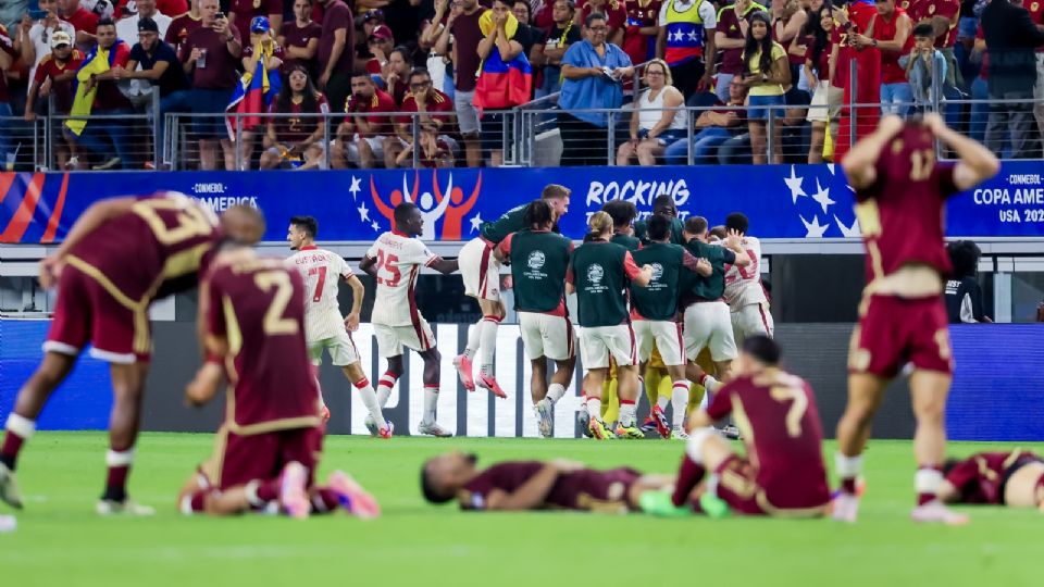 Los jugadores de Canadá celebran después de vencer a Venezuela (primer plano) en los tiros de penalti en la Copa América.