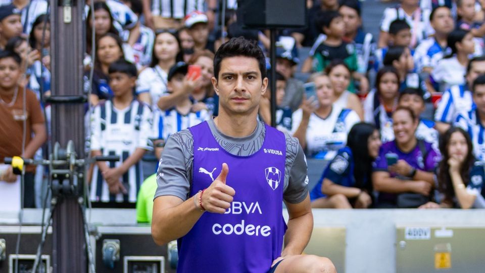 Stefan Medina posa durante el entrenamiento de Rayados en el Estadio BBVA de cara al debut en el Apertura 2024