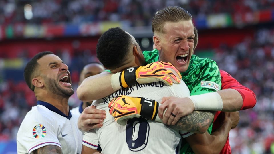 El portero Jordan Pickford de Inglaterra celebra con sus compañeros después de ganar la tanda de penales entre Inglaterra y Suiza.