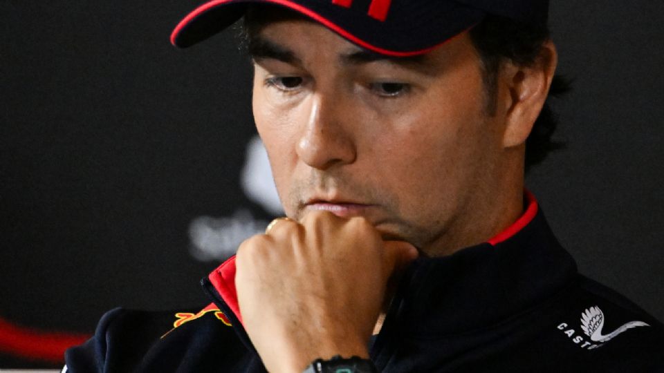 El piloto de Red Bull Racing, Sergio Pérez, asiste a una rueda de prensa en la pista de carreras de Silverstone.