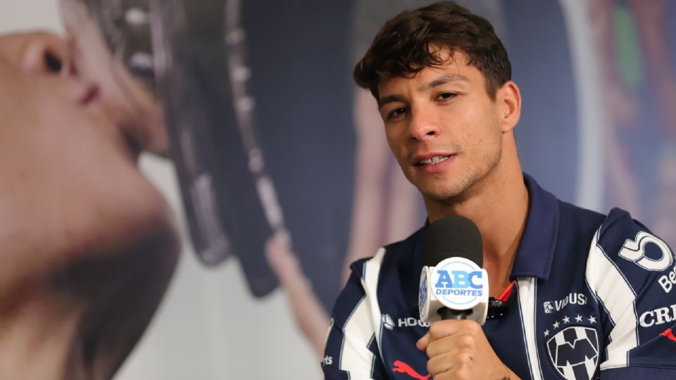 Oliver Torres, el flamante refuerzo de Rayados, se presentó ante la afición albiazul con grandes expectativas.