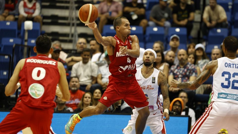 Paul Stoll de México hace una entrada durante el juego contra Puerto Rico.