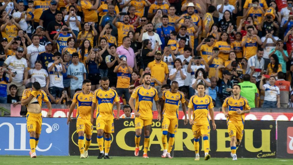 Jugadores de Tigres festejan una anotación ante Necaxa.