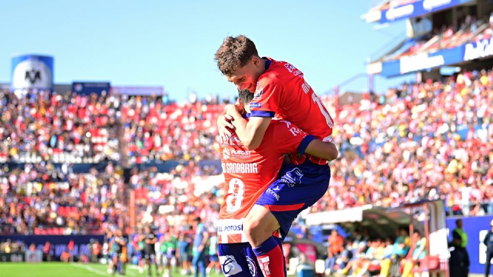 Mateo Klimowicz del San Luis en festejo después de anotar.