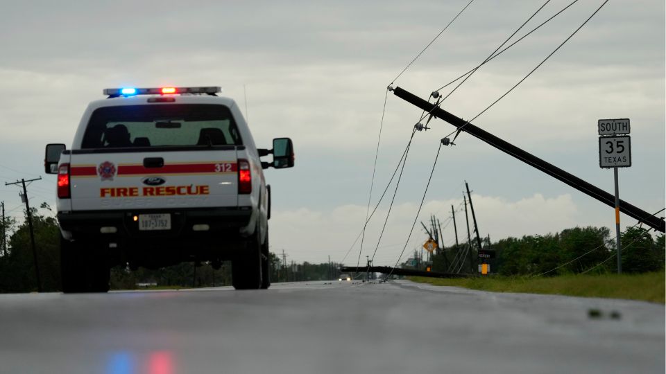 Postes caídos por fuertes ráfagas de viento | X / @TomMillerNews