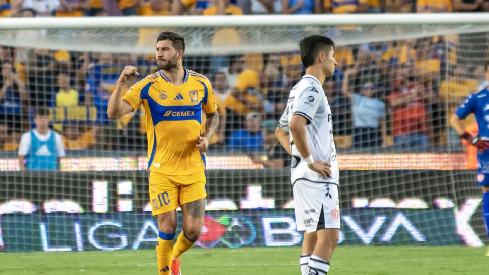 Andre Gignac de Tigres festeja una anotación ante Necaxa.