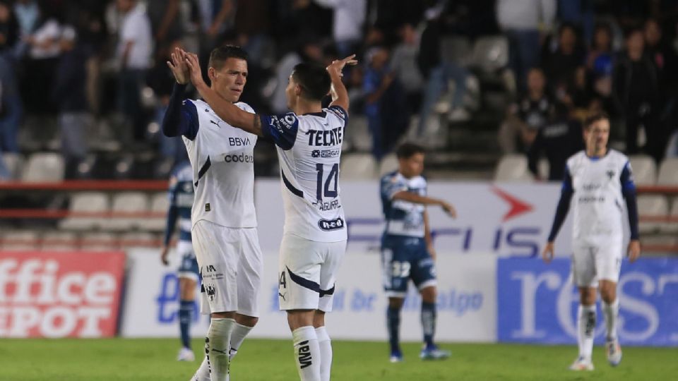 Erick Aguirre y Héctor Moreno festejan la victoria ante Pachuca en el Apertura 2024.