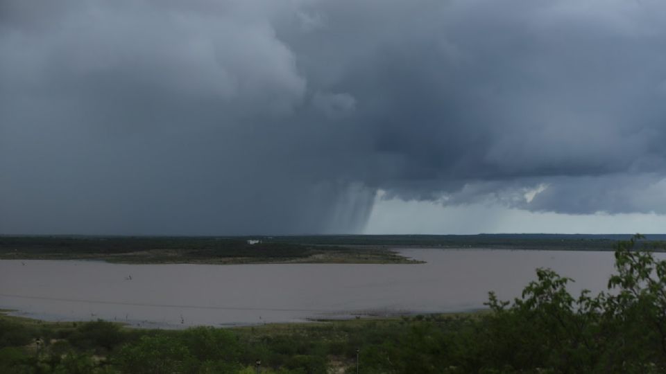 Llueve sobre la presa El Cuchillo.