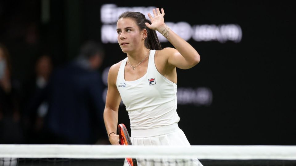 Emma Navarro jugando en Wimbledon 2024.