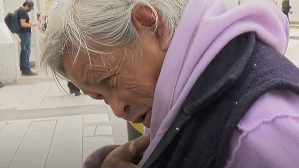 Abuelita fue abandonada por sus hijos en Puebla; ella no pierde la fe en que regresen