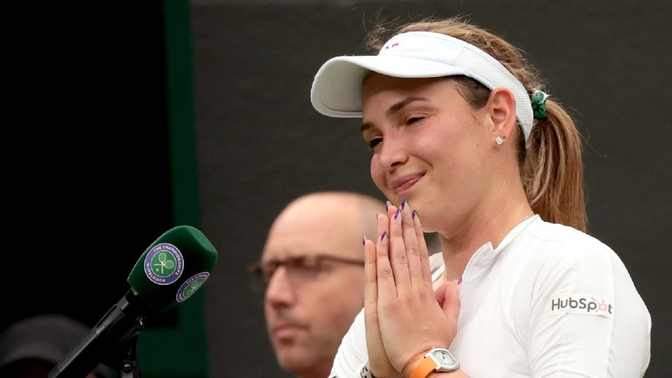 Donna Vekic se dirige al público después de ganar el partido de cuartos de final contra Lulu Sun en Wimbledon.