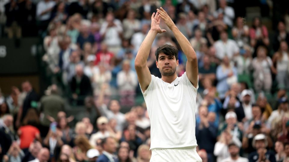 Carlos Alcaraz celebra después de ganar el partido de cuartos de final contra Tommy Paul en Wimbledon.