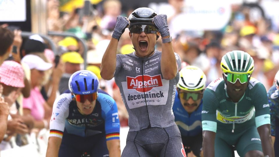 El ciclista belga Jasper Philipsen (Alpecin - Deceuninck) celebra su victoria en la etapa 10 del Tour de Francia 2024