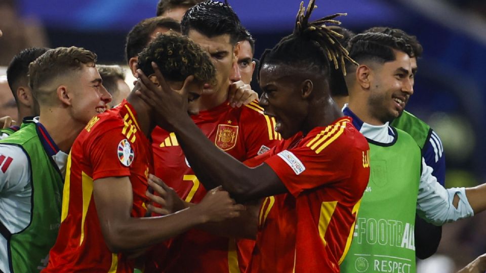 Nico Williams felicita a Lamine Yamal tras marcar el primer gol ante Francia.