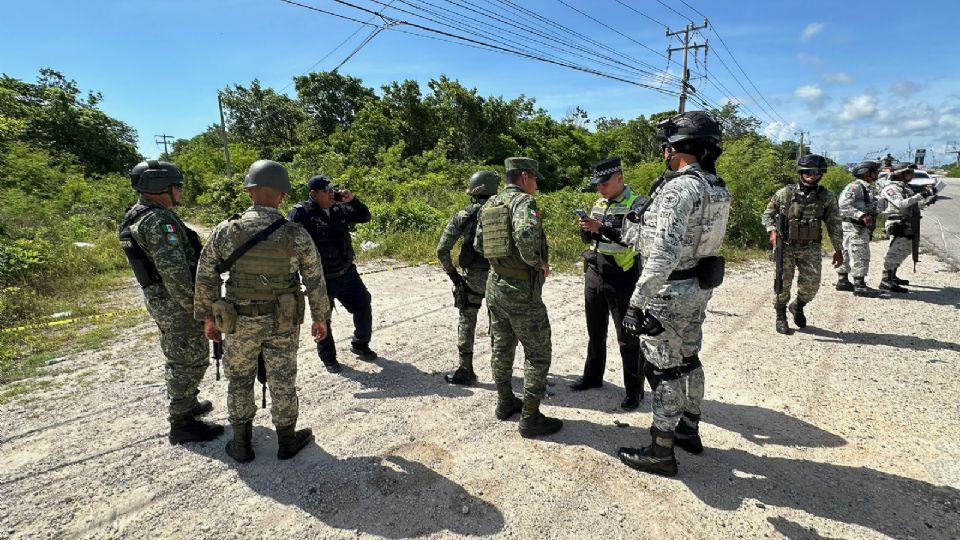 Integrantes de la Guardia Nacional (GN) y del ejército mexicano resguardan la zona donde se localizaron los cuerpos de 4 personas, en el balneario de Cancún (México).