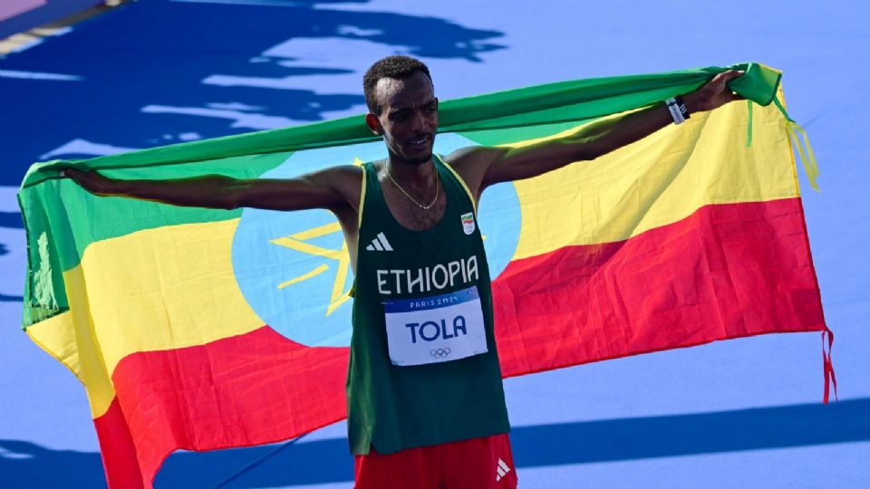 El atleta Tamirat Tola de Etiopia estableció un nuevo récord en Juegos Olímpicos con 2:06:26 para llevarse la victoria en el maratón.