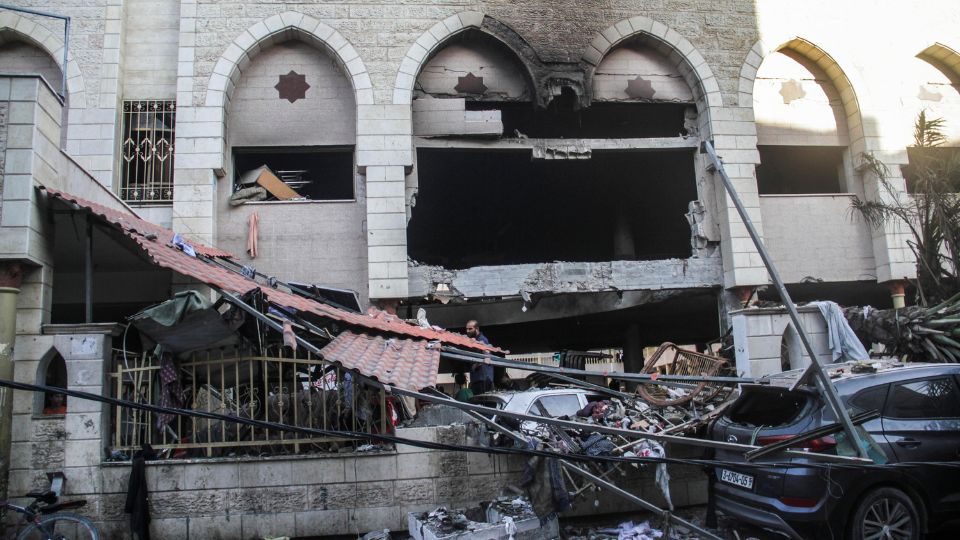 Palestinos inspeccionan los daños tras un ataque israelí a la escuela Al-Taba'een en el barrio de Daraj Tuffah de Gaza, el 10 de agosto de 2024.