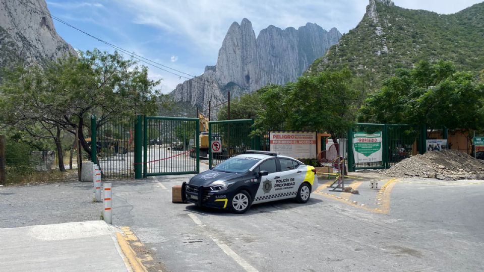 Policía de Santa Catarina al exterior de La Huasteca.