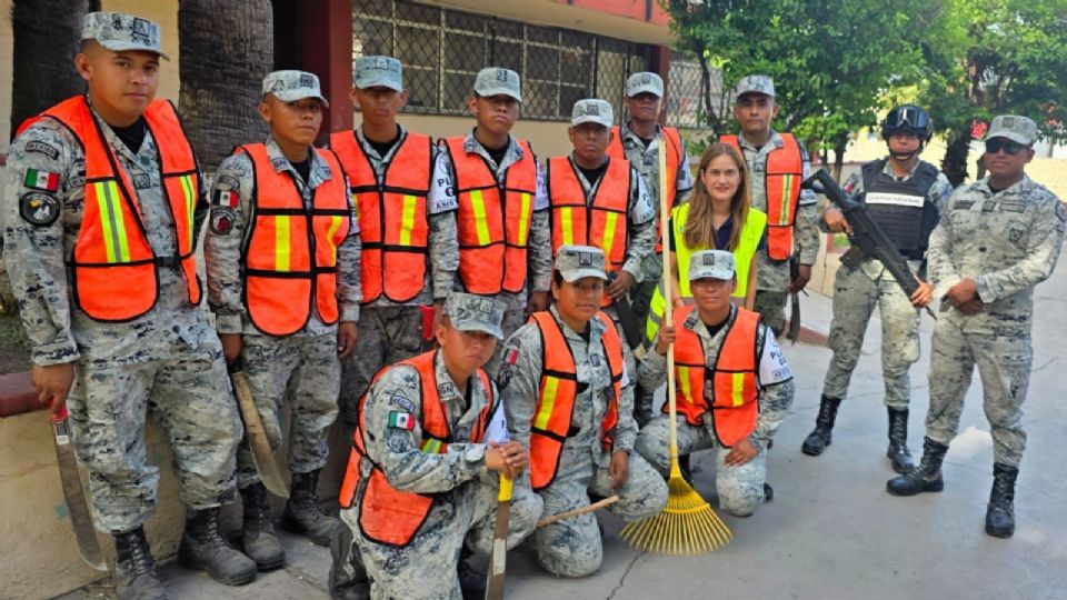 Integrantes de la Guardia Nacional en trabajos de rehabilitación de escuelas.