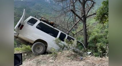 Con todo y clientes, agencia queda a centímetros de desbarrancarse rumbo a Matacanes