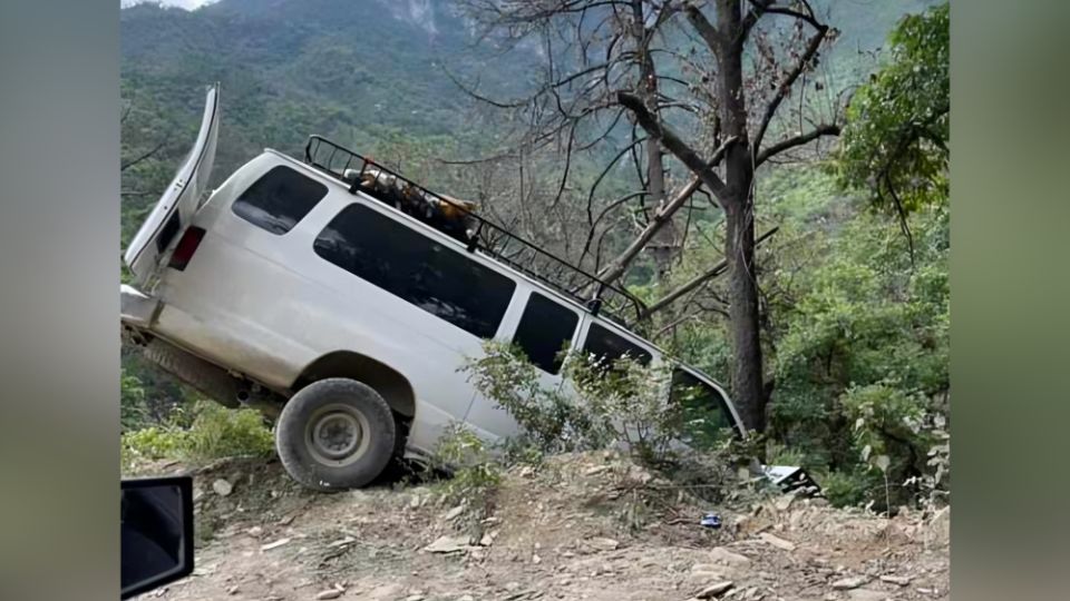 Camioneta volcada en la Sierra de Santiago