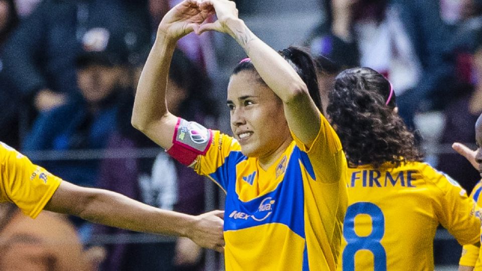 Jacqueline Ovalle festeja uno de sus tres goles ante Toluca en el Nemesio Diez