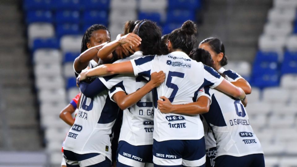 Las jugadoras de Rayadas celebran la anotación de Christina Burkenroad frente al Atlético de San Luis