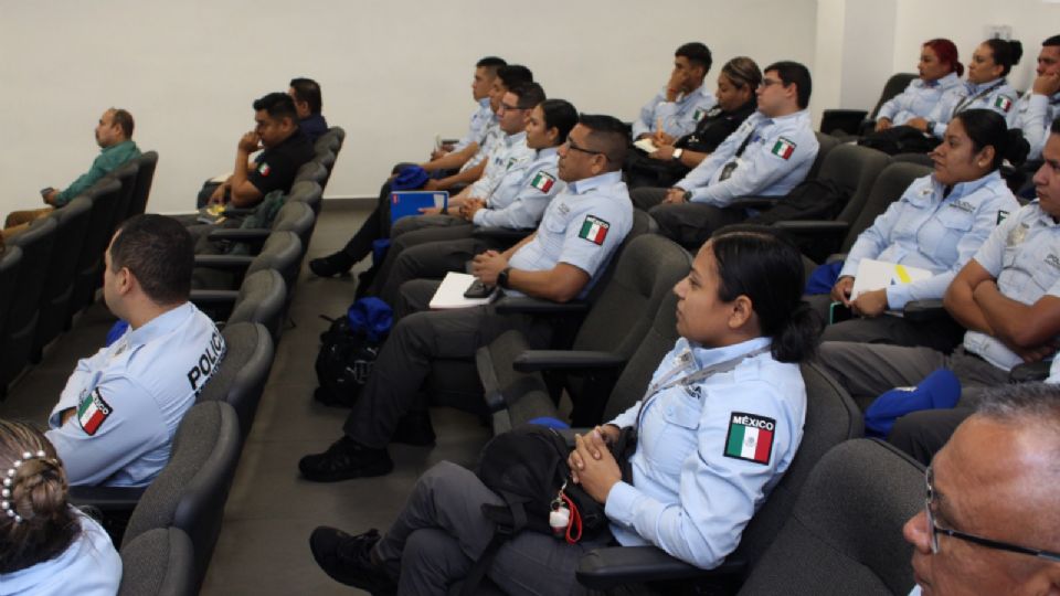 Elementos de la Policía de Monterrey recibiendo capacitación.