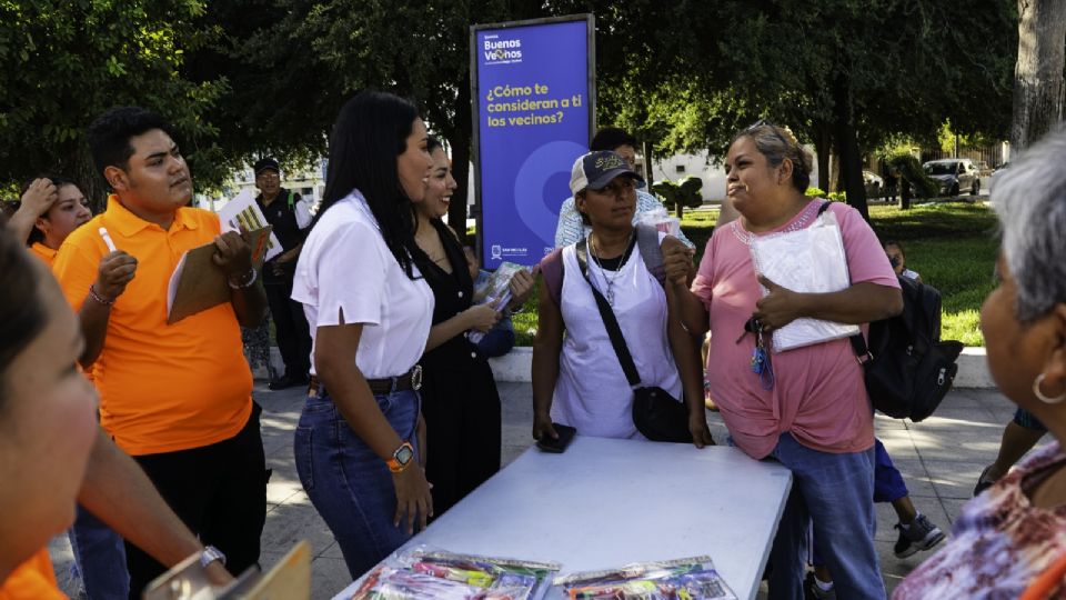 Entrega de kits de útiles escolares.